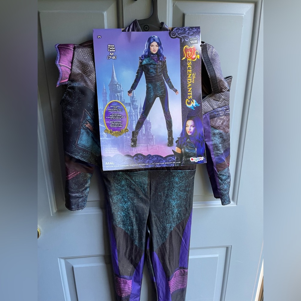 Descendants Mal costume sz M (7-8)
